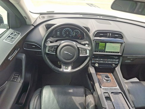 Used 2018 Jaguar F-PACE R-Sport image 13