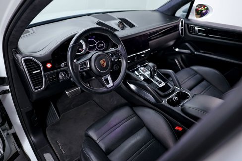Used 2020 Porsche Cayenne Turbo S image 13