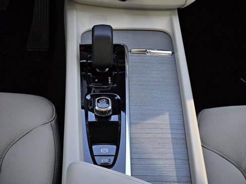 New 2025 Volvo XC60 B5 Plus w/ Protection Package Premier image 33