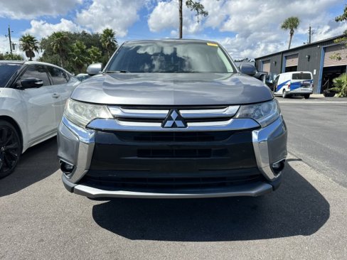 Used 2017 Mitsubishi Outlander SE image 3