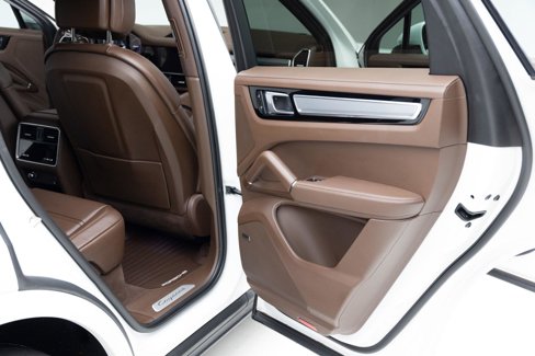 Used 2022 Porsche Cayenne Platinum Edition image 37