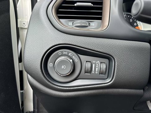 Used 2023 Jeep Renegade Latitude w/ Sun/Sound Group image 18