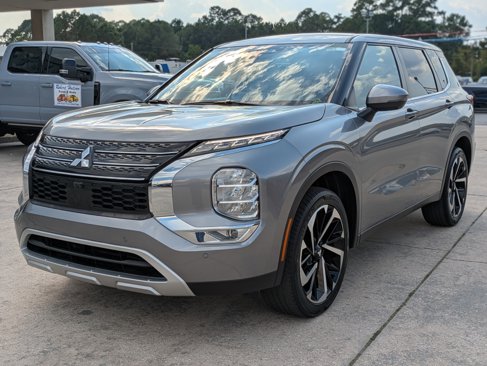 Used 2022 Mitsubishi Outlander SE image 2
