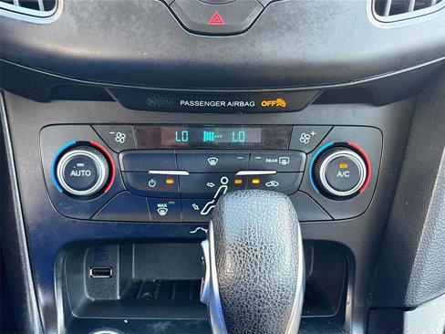 Used 2018 Ford Focus SE w/ SE Appearance Package image 16