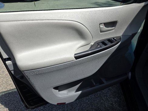 Used 2014 Toyota Sienna LE image 9