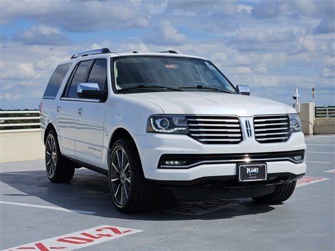 Used 2016 Lincoln Navigator Reserve image 3