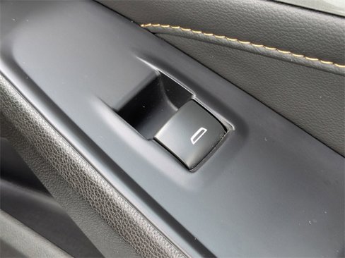 Used 2021 Chevrolet Traverse LT image 38