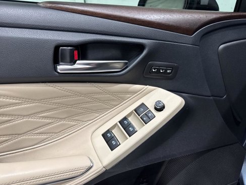 Used 2020 Toyota Avalon Limited image 29