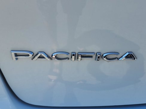 Used 2017 Chrysler Pacifica Touring-L w/ Tire & Wheel Group image 16