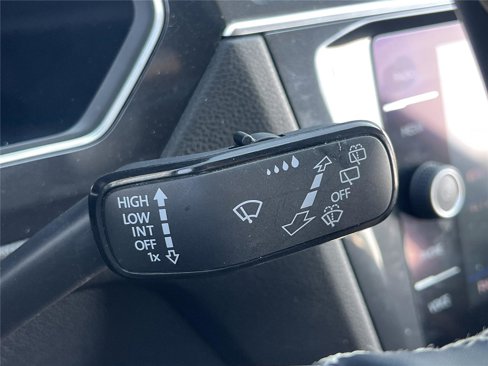 Used 2022 Volkswagen Tiguan SE w/ Panoramic Sunroof Package image 12