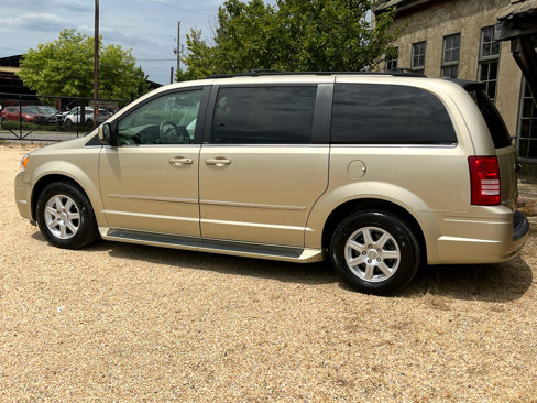 Used 2010 Chrysler Town & Country Touring image 5