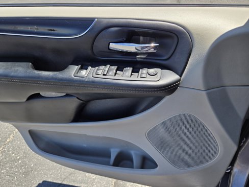 Used 2016 Chrysler Town & Country Limited image 16