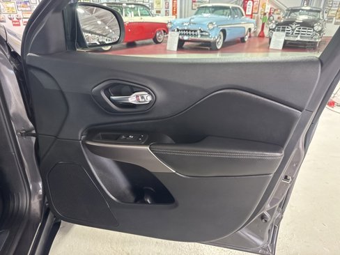 Used 2019 Jeep Cherokee Limited image 45
