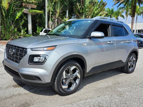 Used 2023 Hyundai Venue SEL image 3