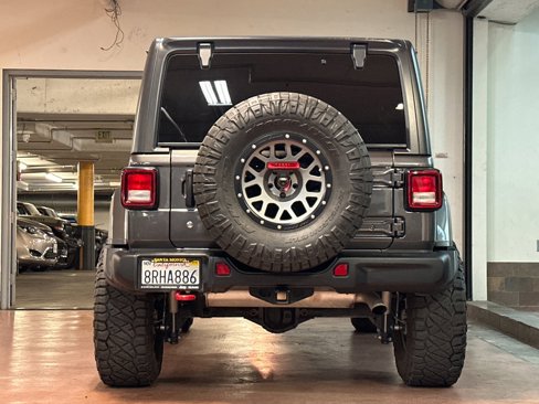 Used 2018 Jeep Wrangler Unlimited Sahara image 4