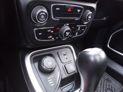 Certified 2019 Jeep Compass Latitude w/ Cold Weather Group image 23