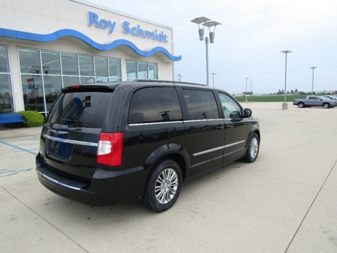 Used 2015 Chrysler Town & Country Touring-L image 5