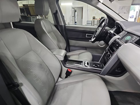 Used 2019 Land Rover Discovery Sport SE image 10