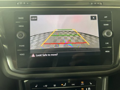 Used 2024 Volkswagen Tiguan SE w/ Panoramic Sunroof Package image 16