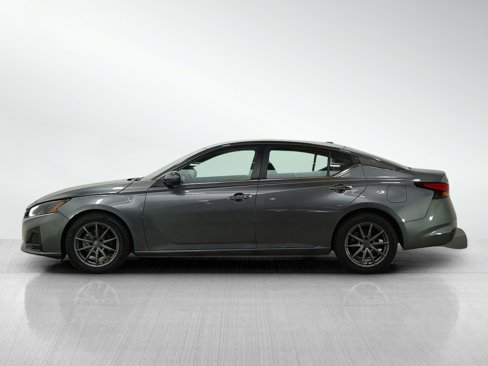 Used 2023 Nissan Altima 2.5 SV image 2