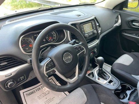 Used 2014 Jeep Cherokee Sport image 17