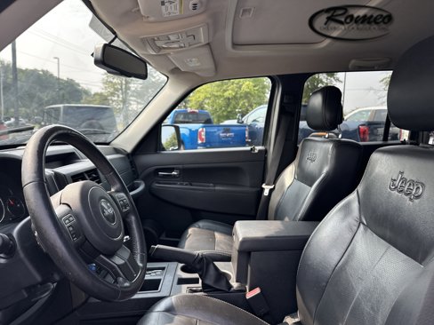 Used 2012 Jeep Liberty Sport image 11