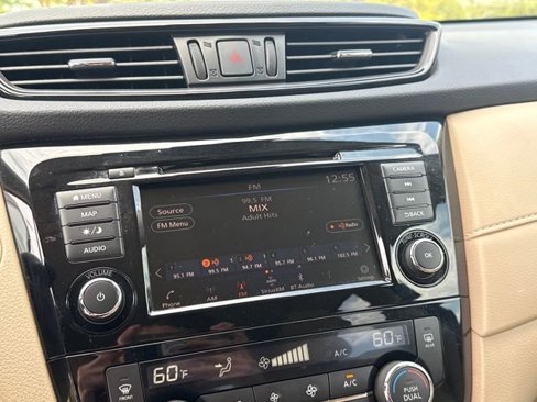 Used 2020 Nissan Rogue SV w/ Premium Package image 14