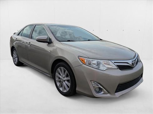Used 2014 Toyota Camry XLE image 3