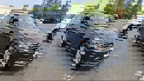 Used 2018 Volkswagen Passat 2.0T SE image 2