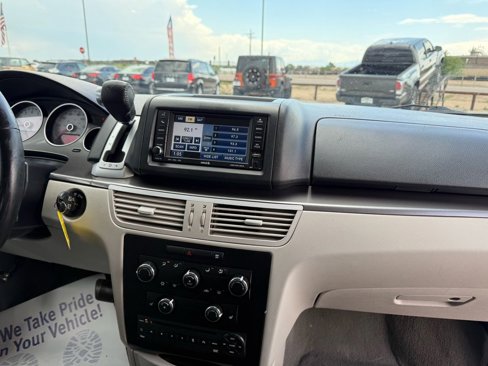 Used 2010 Volkswagen Routan SE image 14