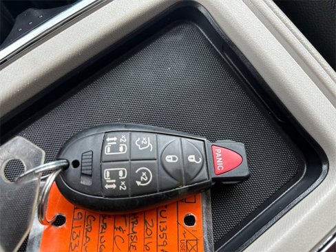 Used 2016 Chrysler Town & Country Touring-L w/ Driver Convenience Group image 33