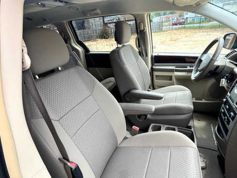 Used 2010 Chrysler Town & Country Touring image 60