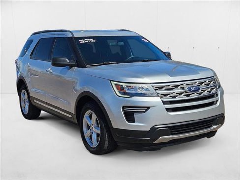 Used 2018 Ford Explorer XLT image 3