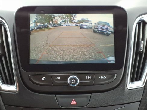 Used 2018 Chevrolet Malibu LT image 18