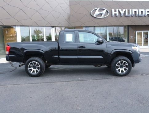 Used 2016 Toyota Tacoma SR image 2