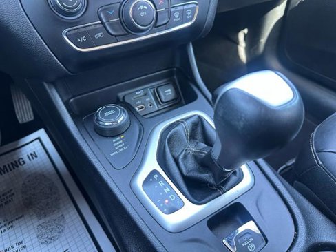 Used 2018 Jeep Cherokee Latitude Plus image 21
