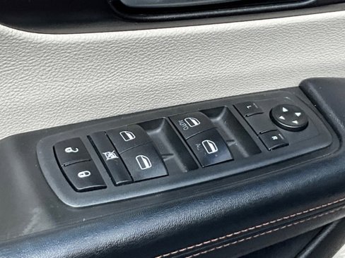 Used 2020 Chrysler Pacifica Touring-L image 31