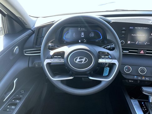 Certified 2025 Hyundai Elantra SE image 11