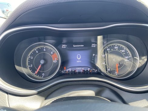 Used 2023 Jeep Cherokee Altitude Lux image 24