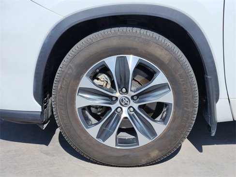 Used 2022 Toyota Highlander XLE image 11