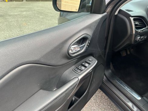 Used 2019 Jeep Cherokee Limited w/ Luxury Group image 21