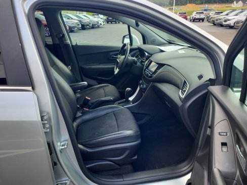 Used 2020 Chevrolet Trax LT w/ LT Convenience Package image 14