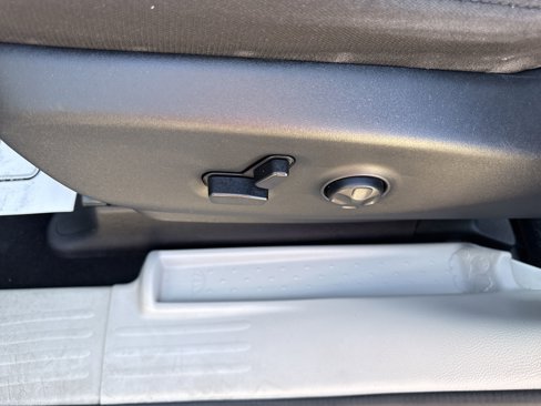 Used 2023 Chrysler Voyager LX image 12