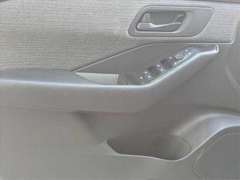Used 2023 Nissan Rogue S image 14