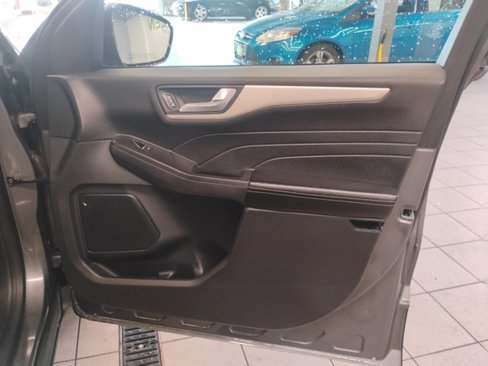 Used 2021 Ford Escape SE w/ SE Sport Appearance Package image 16