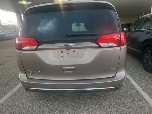 Used 2018 Chrysler Pacifica Limited image 5