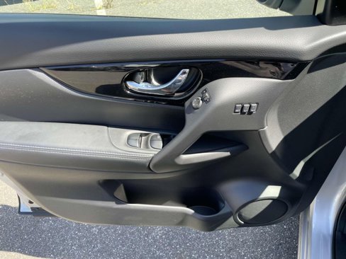 Used 2022 Nissan Rogue Sport SV w/ Technology Package image 16