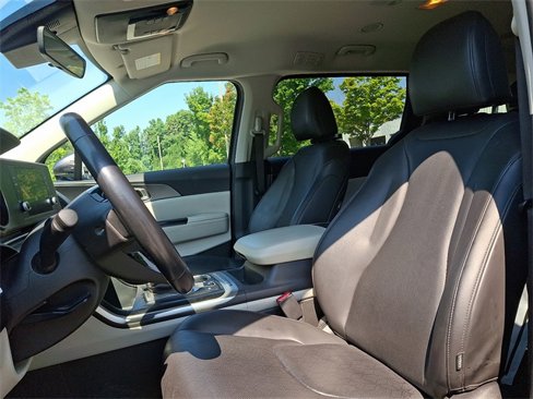 Used 2023 Kia Carnival LX image 12