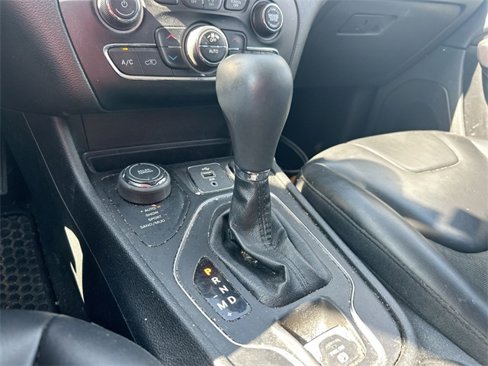 Used 2019 Jeep Cherokee Latitude Plus w/ Comfort/Convenience Group image 42