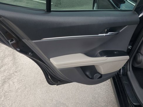 Used 2020 Toyota Camry L image 8